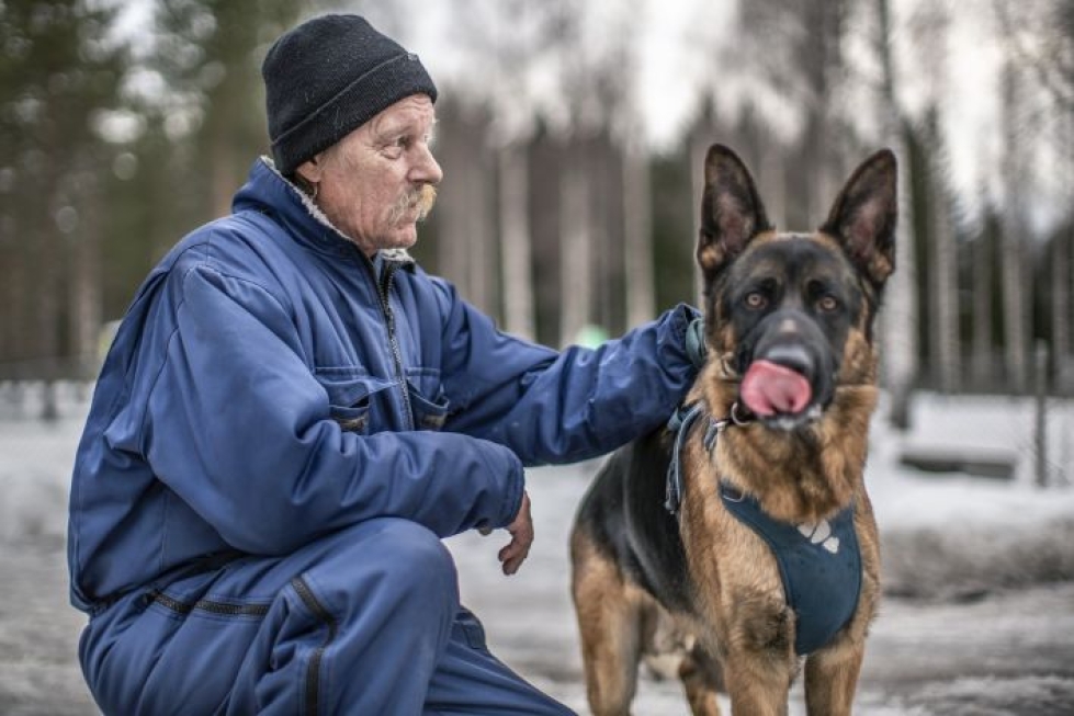 Erkki Korhonen ja Kasperi tulivat koirapuistoon autolla ja jatkavat myöhemmin kävelylenkillä.