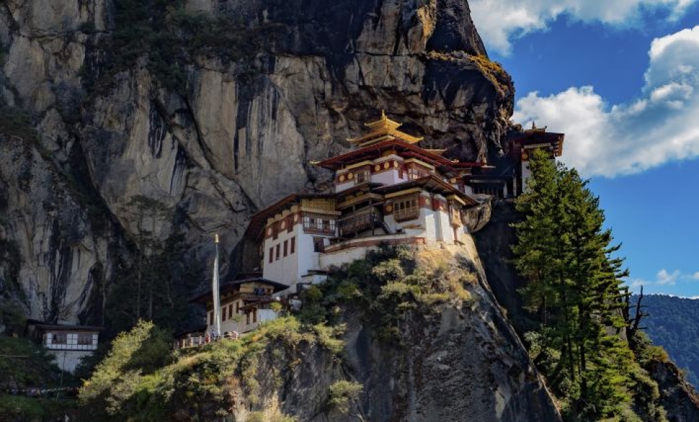 Yksi Bhutanin kuuluisimmista temppeleistä, Tiger Nest, vaatii viiden tunnin vaelluksen. Osan matkasta voi taittaa ponilla.