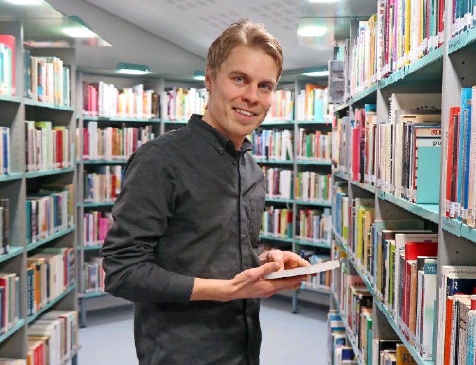 Innokas lukemisen harrastaja Mikko Puustinen kuvattiin puolitoista vuotta sitten Joensuun kaupunginkirjastossa. 