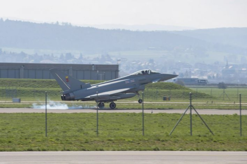 Aakkosjärjestyksessä testattavilla koneilla lennetään kahdeksan koelentoa kullakin. Testit alkoivat eilen Payernen lentotukikohdassa Eurofighter Typhoonista. LEHTIKUVA / HANDOUT