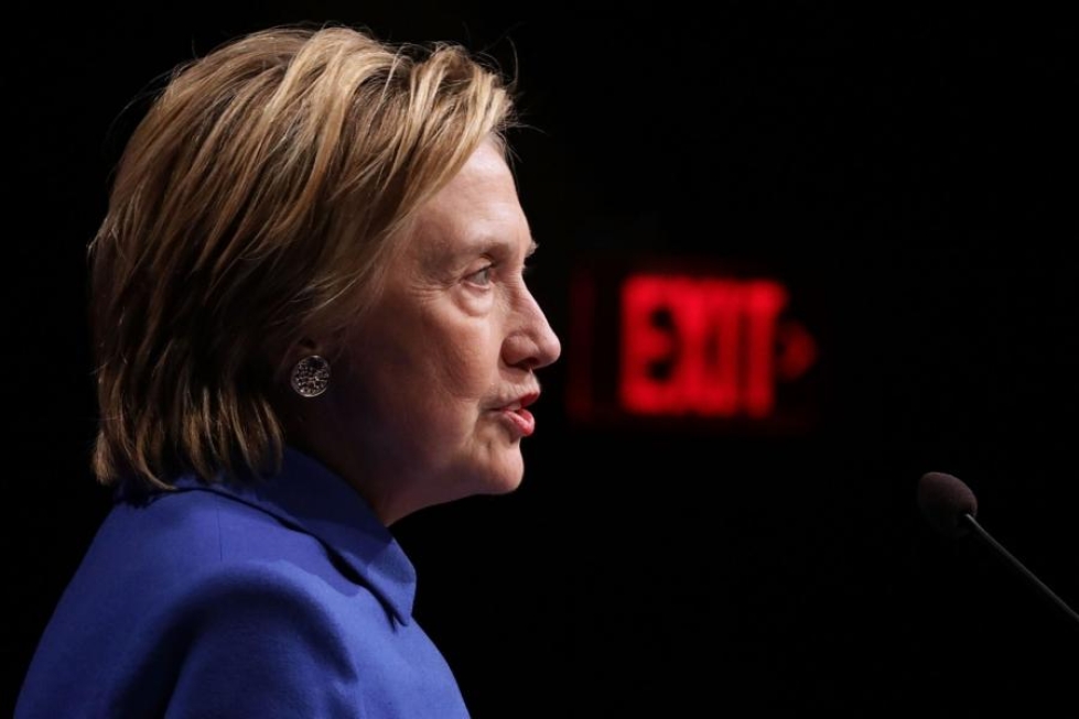 Hillary Clinton myönsi, että astuminen yleisön eteen vaalitappion jälkeen ei ole helppoa. LEHTIKUVA/AFP