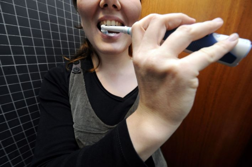 Väitöstutkimuksen mukaan suun bakteereilla voi olla osuutta aivovaltimopullistumataudissa. . Lehtikuva / Mikko Stig