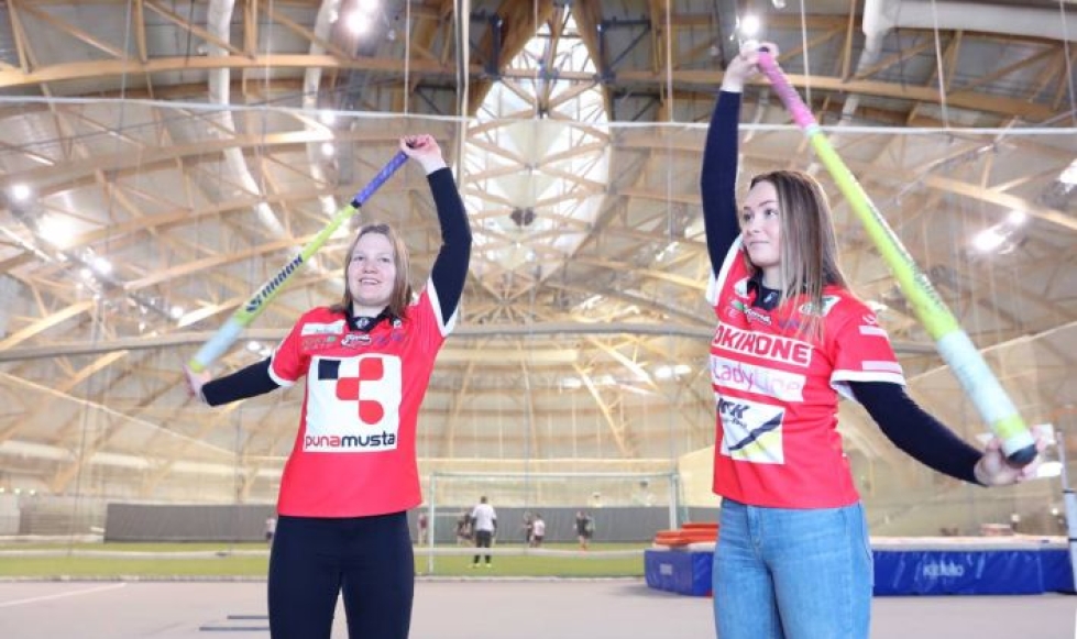 Hanna Toivanen (vas.) ja Reetta Juntunen ovat nuoresta iästään huolimatta naisten joukkueen kokenutta kaartia.