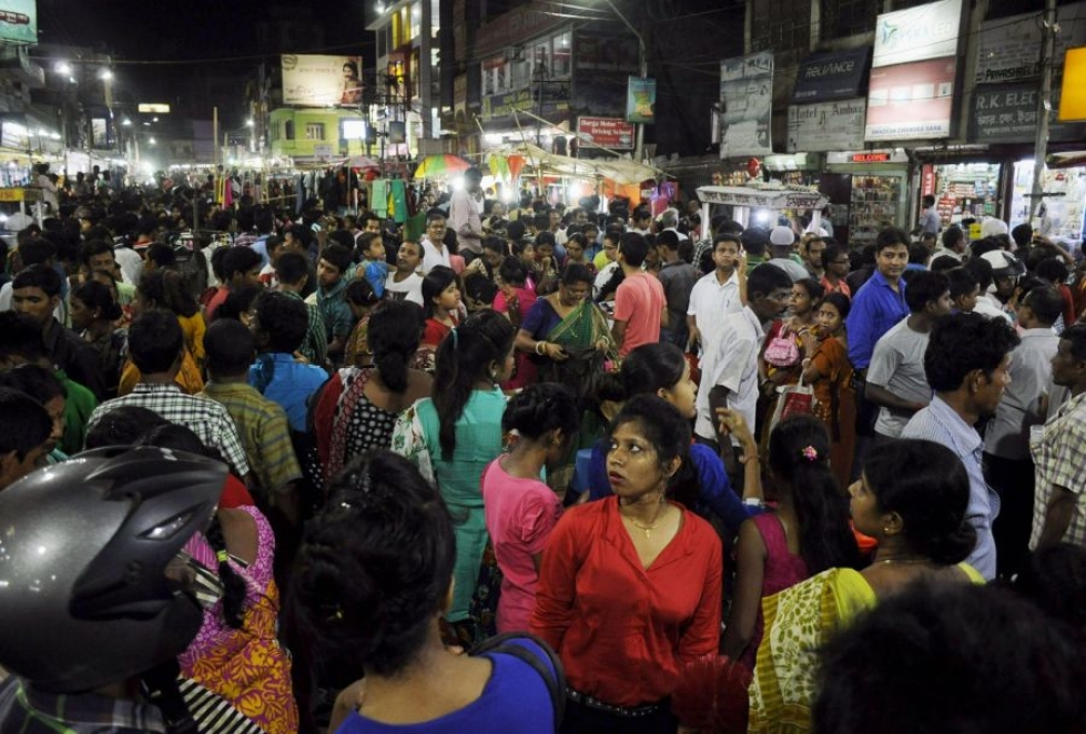 Myanmarin maanjäristys ajoi ihmisiä joukoittain kadulle myös Intian Agartalassa. Lehtikuva/AFP