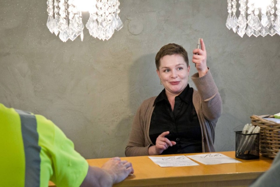 Hieman yli vuosi sitten avannut Hotelli Joki yksi uusista työllistäjistä Värtsilässä. Elina Pesonen, toinen hotellin yrittäjistä, muutti Tukholmasta Värtsilään perustamaan hotellia lapsuudenystävänsä Minna Hirvosen kanssa. Kuva: Jarno Artika