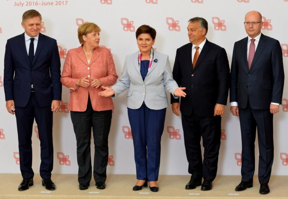 Visegard-ryhmän maiden johtajat Slovakian pääministeri  Robert Fico, Puolan pääministeri Beata Szydlo, Unkarin pääministeri Viktor Orban ja Tshekin pääministeri Bohuslav Sobotka sekä Saksan liittokansleri Angela Merkel tapasivat elokuussa Varsovassa. LEHTIKUVA/AFP