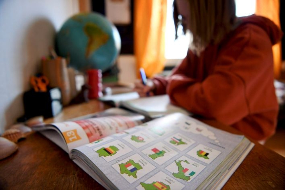Koulusta kotiin jäänyt lapsi opiskelee kotona. LEHTIKUVA / ANTTI AIMO-KOIVISTO