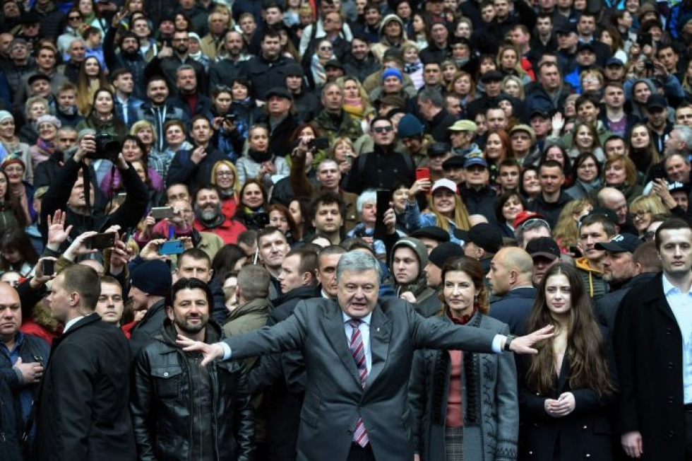 Petro Poroshenko sanoi, ettei pidä siitä, että presidentinvaalikampanja vaikuttaa mykkäfilmiltä. LEHTIKUVA/AFP