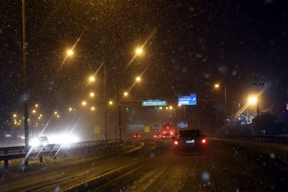 Lumi- ja räntäsade haittaa liikennettä osassa Suomea illasta alkaen. Lehtikuva / Vesa Moilanen