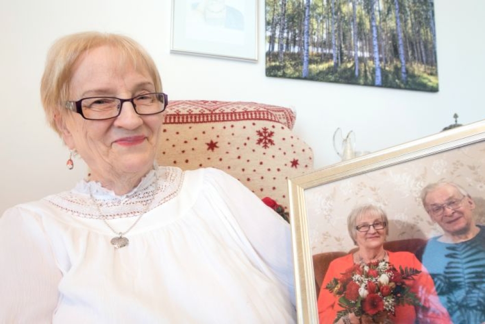 Anneli Venäläinen on ollut Jussinsa kanssa runsaat 40 vuotta. Seinällä näkyy tytärten tekemä koivikkotaulu, joka on kuvattu yhdessä Venäläisten mielipaikoista, Parppeinvaaralla Ilomantsissa.