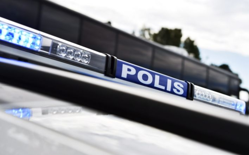Poliisin mukaan pakettiauto oli anastettu aiemmin yöllä Kuopiosta ja auton sisällä oli ilmeisesti myös muualta kuin myymälästä vietyä omaisuutta.  LEHTIKUVA / EMMI KORHONEN