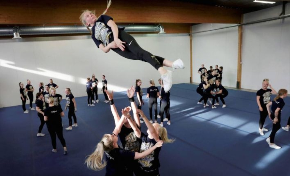 Joensuun Cheerleadingseuran Mist-joukkueen harjoituksissa käydään korkealla Kuurnankadun harjoitustiloissa.