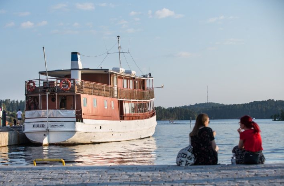 Ilta-auringossa paistattelevassa Savonlinnassa yli satavuotias alus pääsee lepäämään.
