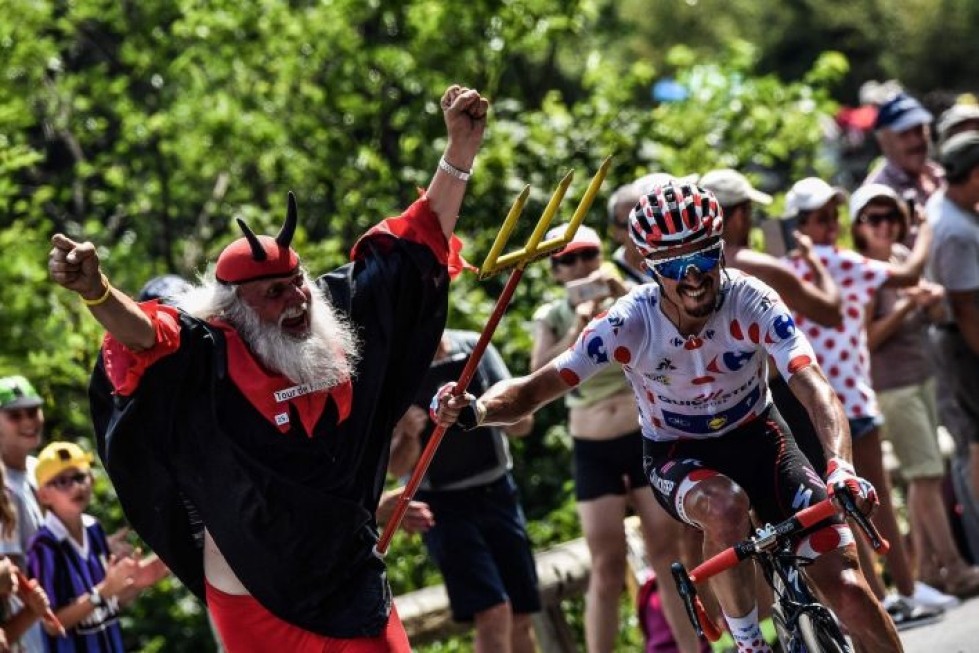 Ranskan ympäriajo on koonnut pyöräilyn ystävät kolmeksi viikoksi joko reitin varrelle tai televisioiden ääreen. LEHTIKUVA / AFP