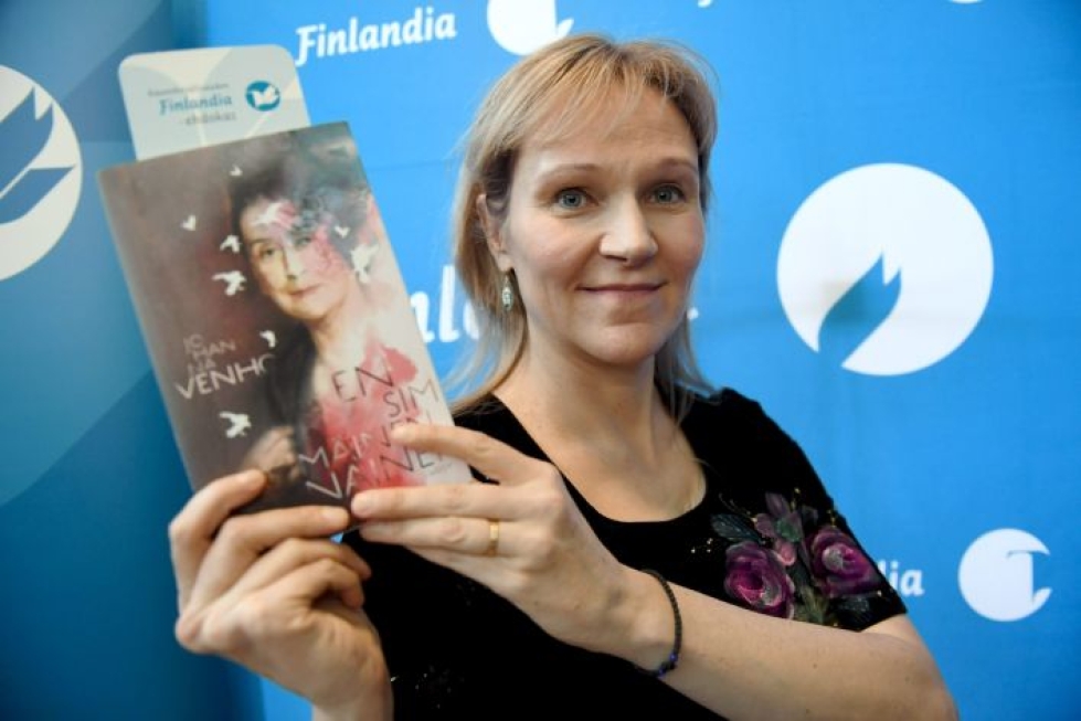 Johanna Venho ja teos Ensimmäinen nainen kaunokirjallisuuden Finlandia-ehdokkaiden julkistamistilaisuudessa Helsingissä 7. marraskuuta 2019. LEHTIKUVA / ANTTI AIMO-KOIVISTO