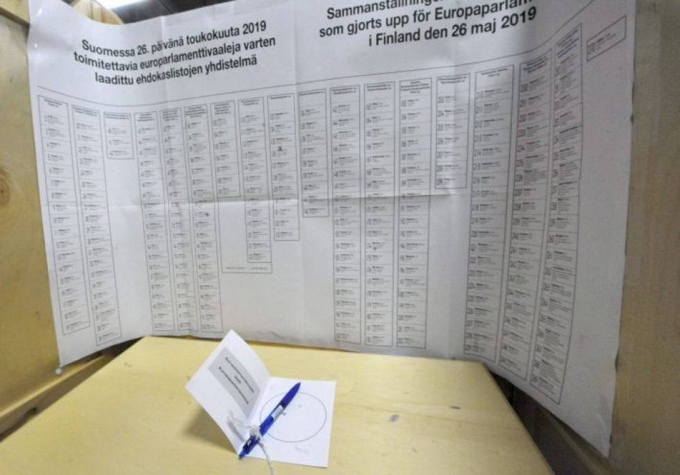 Äänestyspaikoilla oli viikonloppuna hiljaisempaa kuin ennakkoäänestyksen ensimmäisinä päivinä arkiviikolla. LEHTIKUVA/Timo Jaakonaho