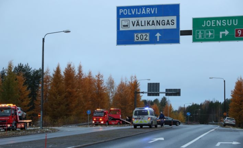 Onnettomuus tapahtui Kuopiontien ylittävällä Polvijärventiellä varhain tiistaiaamuna.