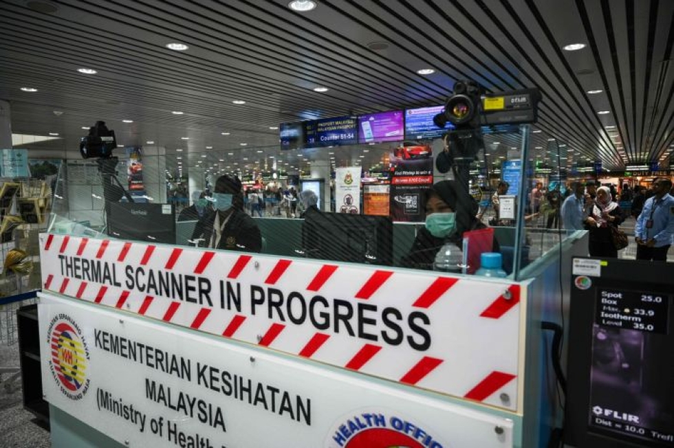 Esimerkiksi Malesiassa Kuala Lumpurin lentoasemalla on aloitettu pakolliset matkustajien lämpöskannaukset, jotka kohdennetaan Kiinasta korkean riskin alueilta saapuviin. LEHTIKUVA/AFP