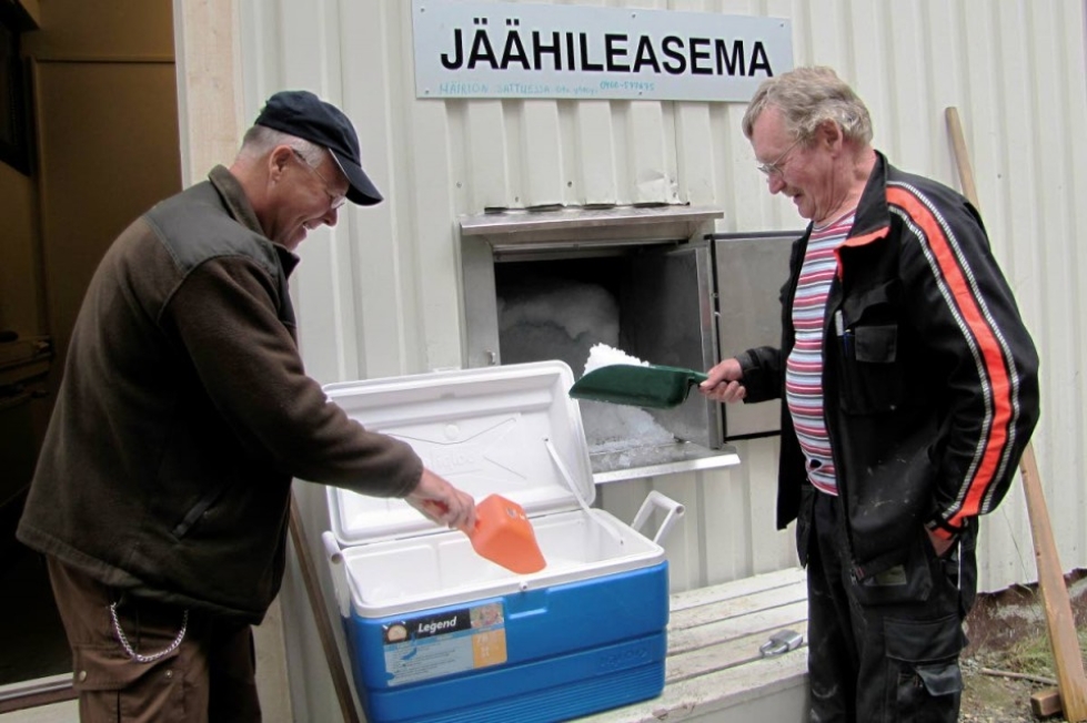 Polvijärven kunnallisella jäähileasemalla kauhottiin jäätä vuonna 2011. Oikealla Veli Haaranen.