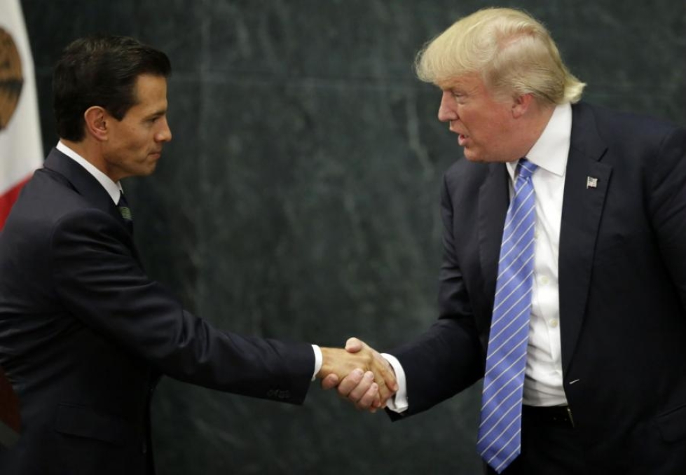 Meksikon presidentti Enrique Pena Nieto (vas) on saanut kovaa kritiikkiä siitä, että Yhdysvaltain presidentiksi pyrkivä Donald Trump (oik.) kutsuttiin vierailulle. LEHTIKUVA/AFP