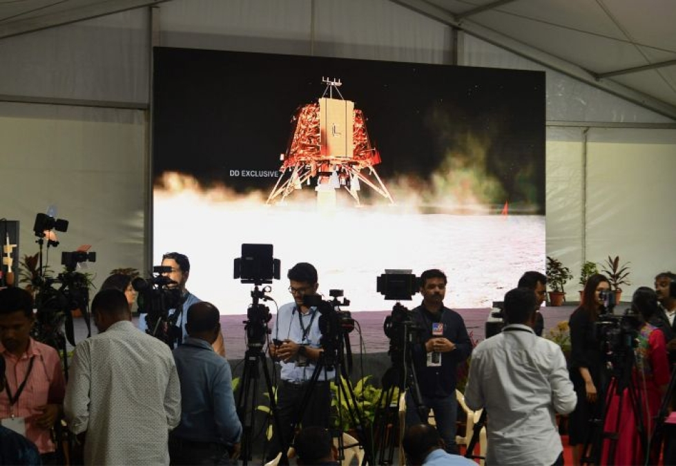 Intian avaruustutkimusjärjestön mukaan laskeutumisluotain oli ollut viemässä mönkijää lähelle Kuun etelänapaa. LEHTIKUVA/AFP