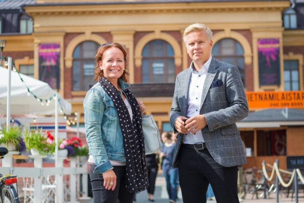 Joonas Kekäle jatkaa Joensuun kaupunkikeskustayhdistys Virran hallituksen puheenjohtajana. Anne Vänskä on yhdistyksen toiminnanjohtaja.
