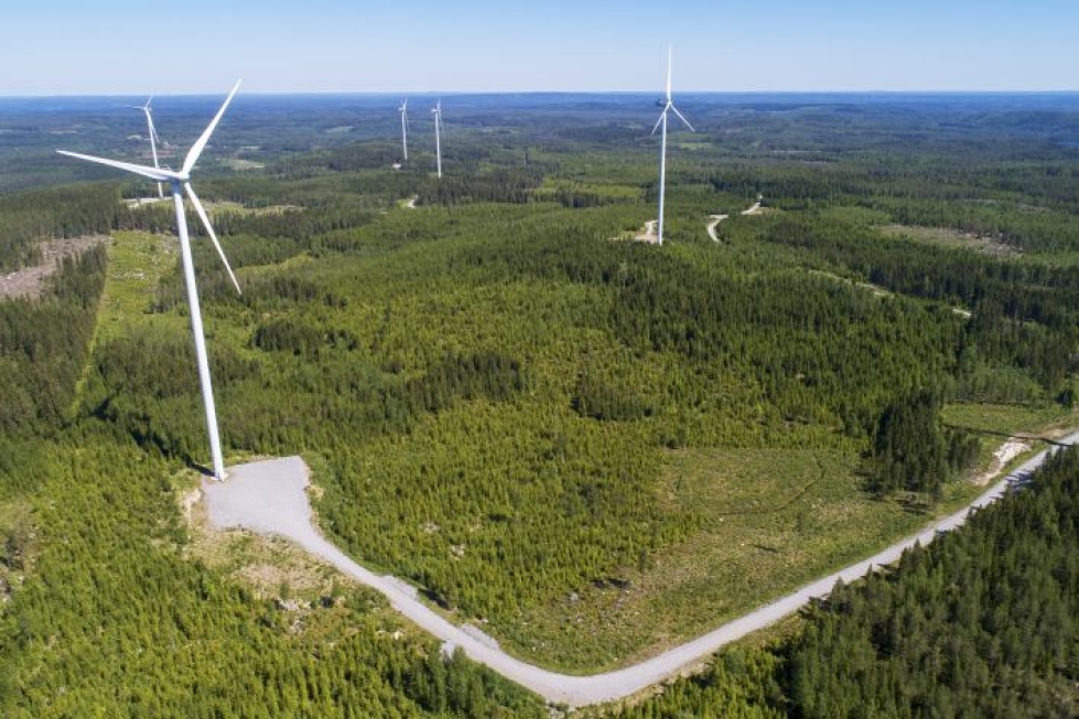 Latamäen tuulipuisto Luhangassa on toistaiseksi ainoa toimiva puisto Keski-Suomessa. Jokaisen turbiinin luokse rakennetaan oma huoltotiensä, muuten maankäyttö esimerkiksi talousmetsänä ja virkistyskäytössä jatkuvat entisellään.