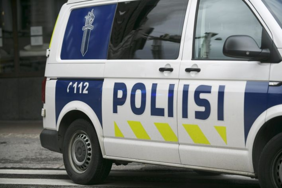 Nurmijärven poliisiaseman pihalle tuodun räjähteen rakentanutta miestä syytetään kahden poliisin murhan yrityksestä.  LEHTIKUVA / ONNI OJALA
