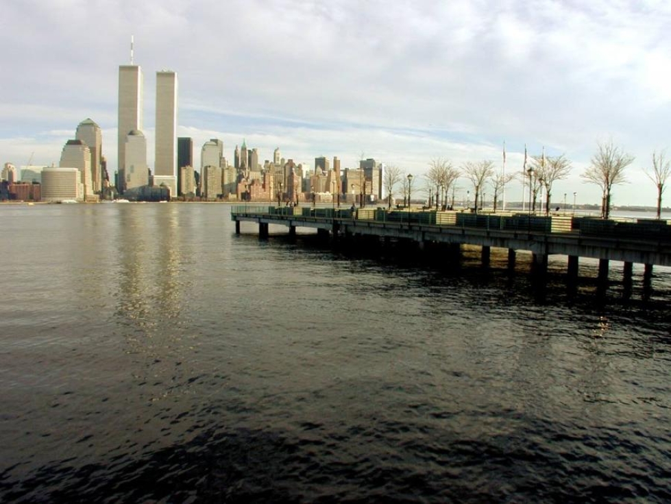 Hudson-joki. Kuva on vuodelta 1999, jolloin WTC-tornit olivat vielä olemassa.