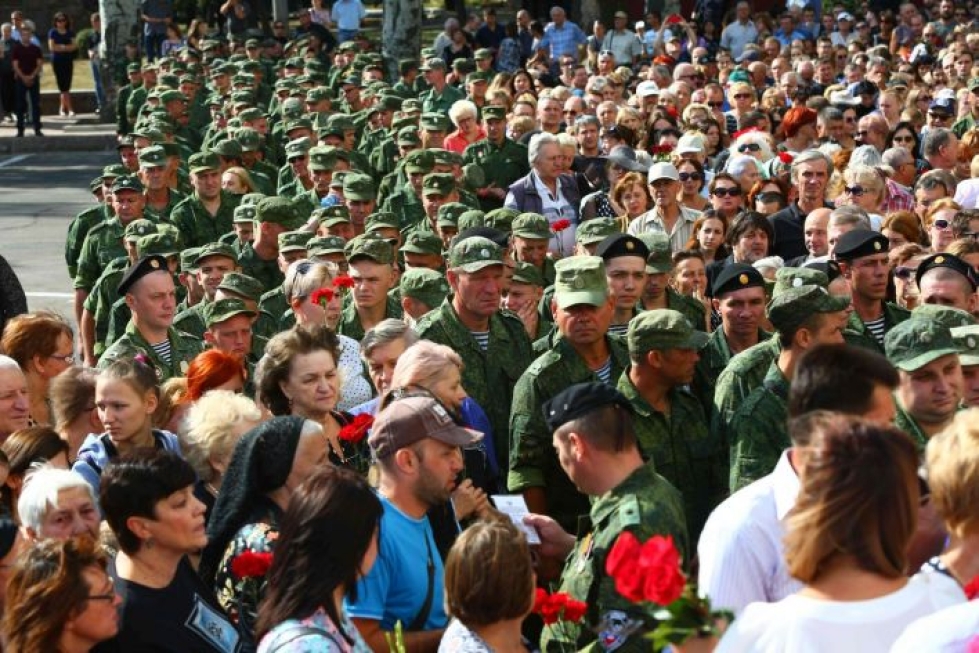 Paikallisten viranomaisten mukaan jopa 100 000 ihmistä kävi jättämässä viimeisen tervehdyksensä Aleksandr Zahartshenkolle. Kuva: Lehtikuva/AFP