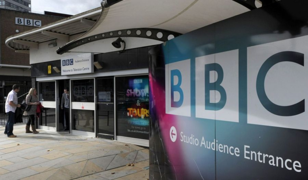 Britannian yleisradioyhtiön BBC:n työntekijöihin kohdistuu taas seksuaalirikosepäilyjä. Kahta juontajaa epäillään lasten hyväksikäytöistä. LEHTIKUVA/AFP