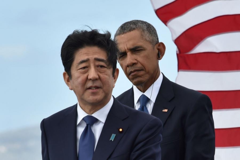 Japanin pääministeri Shinzo Abe vieraili ensi kerran Pearl Harborissa. Vierailun isäntänä toimii Yhdysvaltain presidentti Barack Obama. LEHTIKUVA/AFP
