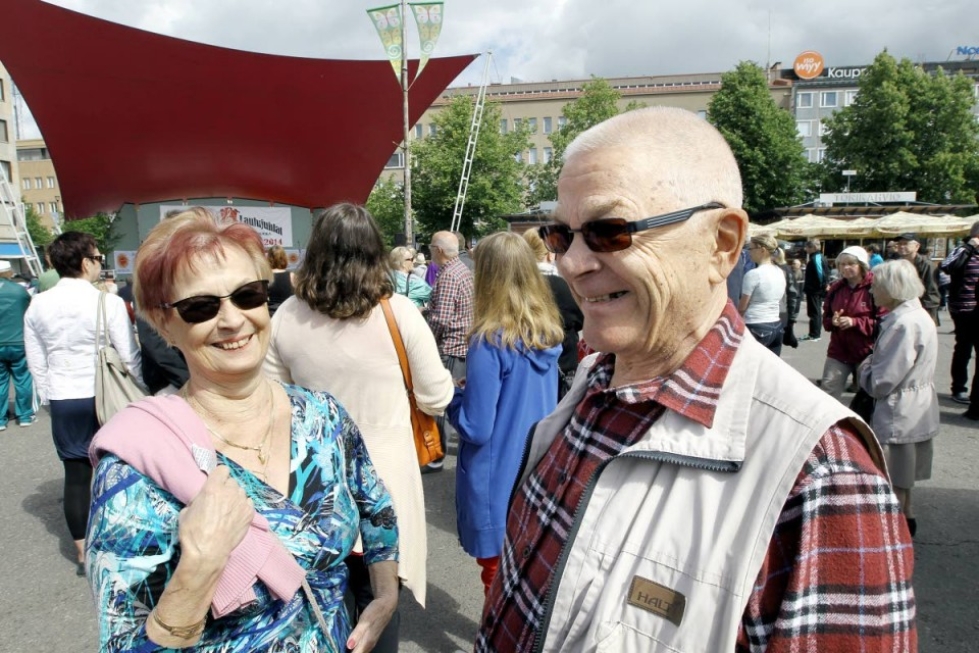 Joensuulaiset Pirkko ja Eero Mielonen toivovat torille lisää vastaavanlaisia kesätapahtumia.