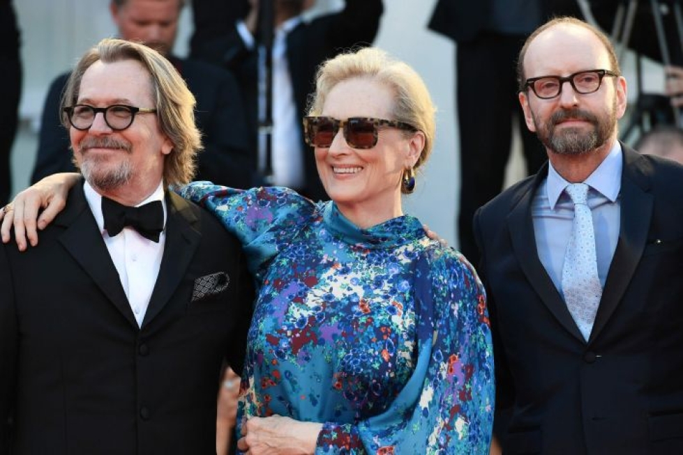 Meryl Streep (keskellä) esittää elokuvassa leskirouvaa, joka tulee huijatuksi vakuutusasioissa ja pettyneeksi kiinteistökaupoissa, kun iso raha pelaa omilla säännöillään. LEHTIKUVA / AFP