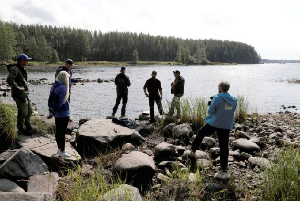 Kalastuksenvalvojat Pauli Sorsa ja Pekka Kyöttinen jututtavat kieltoalueelta tavattua kalastajaa (keskellä).