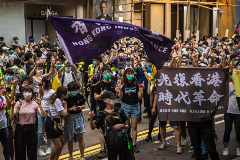 Kiinalle siirtymisen vuosipäivä toi keskiviikona tuhansia mielenosoittajia Hongkongin kaduille. LEHTIKUVA/AFP.
