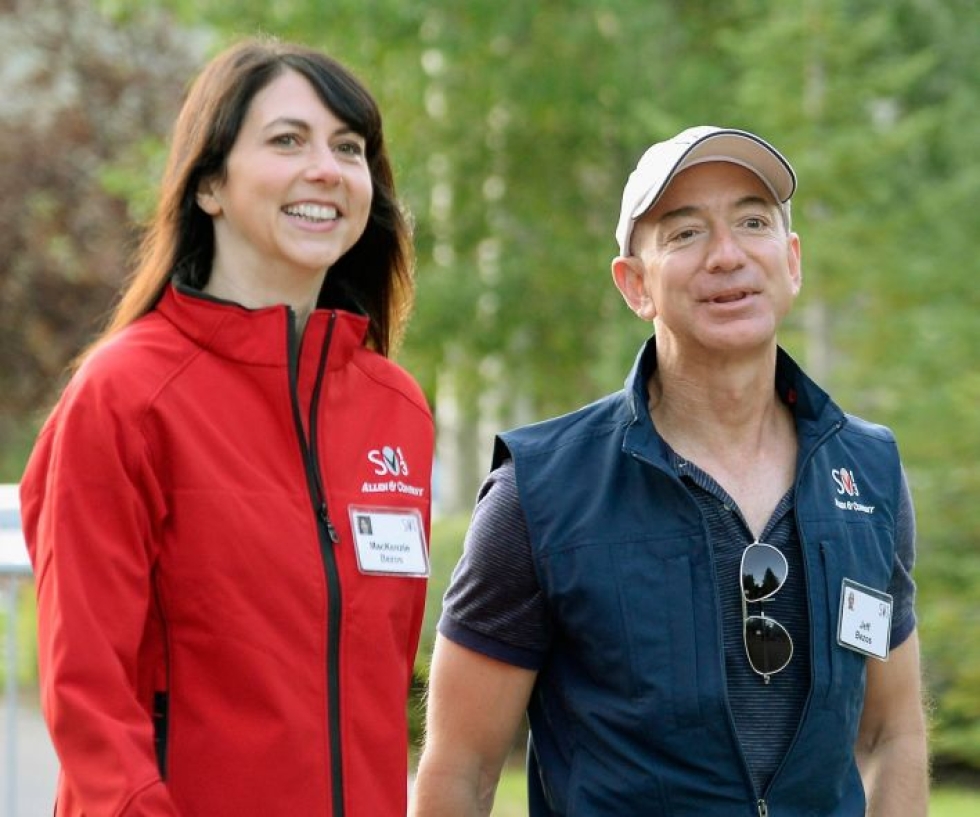 Jeff Bezos vaimonsa kanssa vuonna 2013. Lehtikuva / AFP