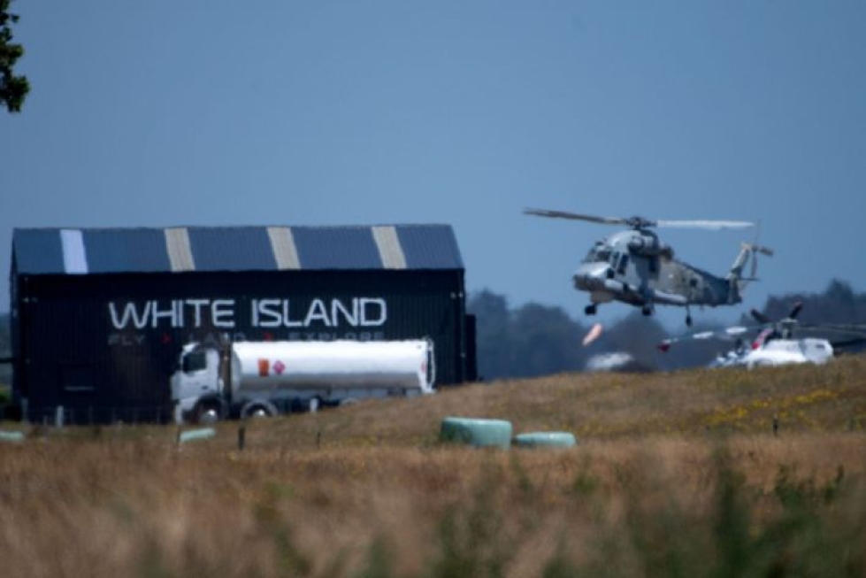 Ilmavoimien helikopteri palaamassa Whakatanen kentälle White Island -saarelta. LEHTIKUVA / AFP