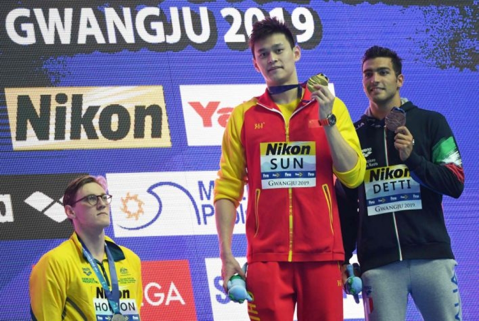 Näkyvimmin protestoi Australian Mack Horton (vas.), joka ei noussut Sun Yangin rinnalle palkintopallille sunnuntaina miesten 400 metrin vapaauinnin palkintojenjaossa. LEHTIKUVA/AFP
