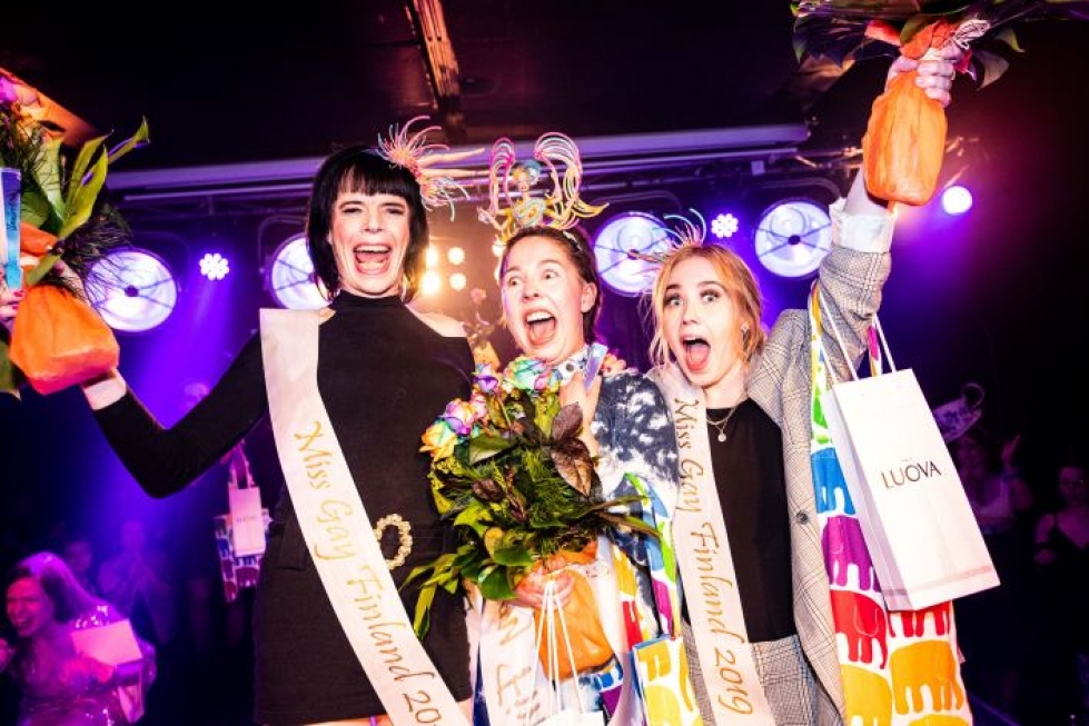 Miss Gay Finlandiksi kruunattu Lotta Jäppinen (keskellä) oli myös yleisön suosikki. Toiselle sijalle valittiin Anna Helenius (oik) ja kolmanneksi Tanja von Knorring (vas). LEHTIKUVA / HANDOUT / TAAVI TIHKAN