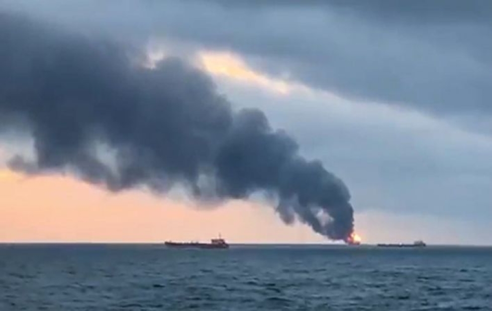 Venäläisviranomaisen mukaan palo syttyi, kun toinen alus siirsi polttoainetta toiseen laivaan. LEHTIKUVA/AFP