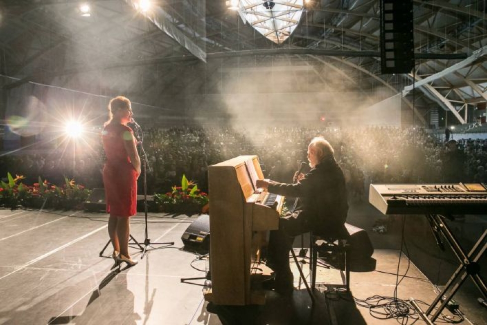Tästä alkoi laulaja Talvi-Maaria Turusen ja säveltäjä Kaj Chydeniuksen yhteistyö: arkistokuvassa Joensuun areenassa lyseon 150-vuotisjuhlissa syyskuussa 2015.