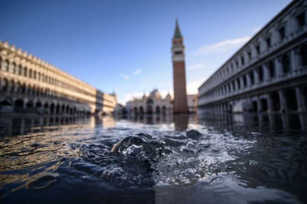 Vettä pulppusi Pyhän Markuksen torille Venetsiassa torstaina. LEHTIKUVA/AFP
