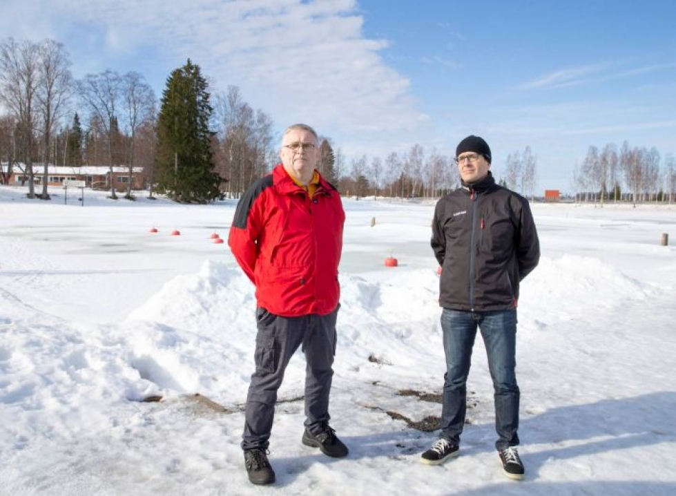 Kehittäjä Lauri Jänis (vas.) ja Liperin kunnan elinkeinojohtaja Mika Hyttinen näkevät Kirkkolahdessa monia mahdollisuuksia.