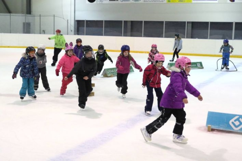 Lapset ja nuoret pääsevät jälleen liikkumaan Lieksan jäähallissakin. Arkistokuva vuodelta 2018