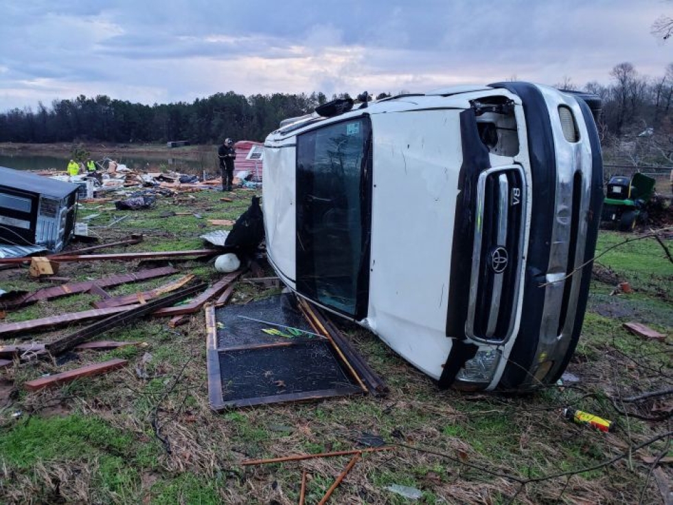 Maisemaa myrskyn jäljiltä Louisianassa lauantaina. Kuva on peräisin Bossier Parishin alueen sheriffin toimistolta. LEHTIKUVA / AFP / Handout / Bill Davis / Bossier Parish Sheriff's Office