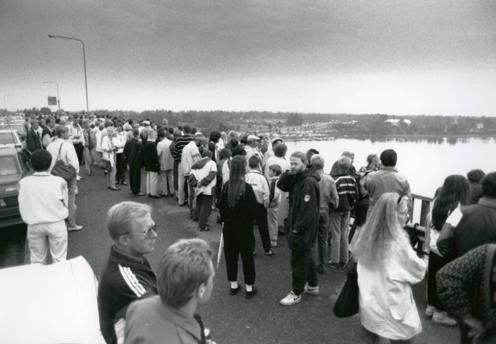 Pekkalan silta oli Joensuun suosituimpia auringonpimennyksen tarkkailupaikkoja sunnuntaiaamuna 22. heinäkuuta 1990.