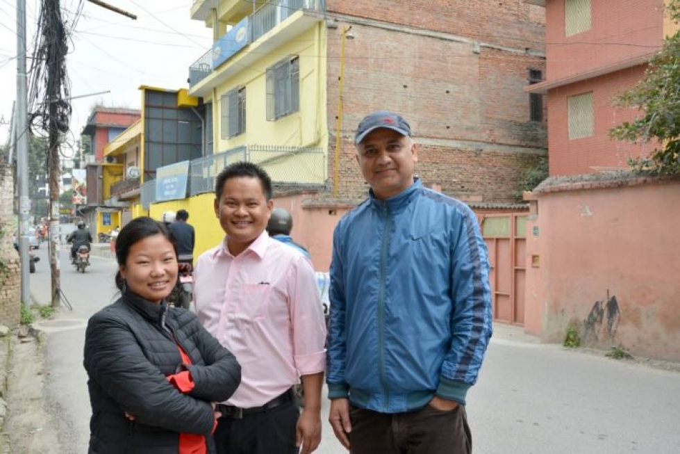 Toimittajat Bidhya Rai (vas.), Ranjit Tamang ja Sanjeev Sharma ovat kaikki osallistuneet Tutkivan journalismin keskuksen koulutuksiin Kathmandussa.