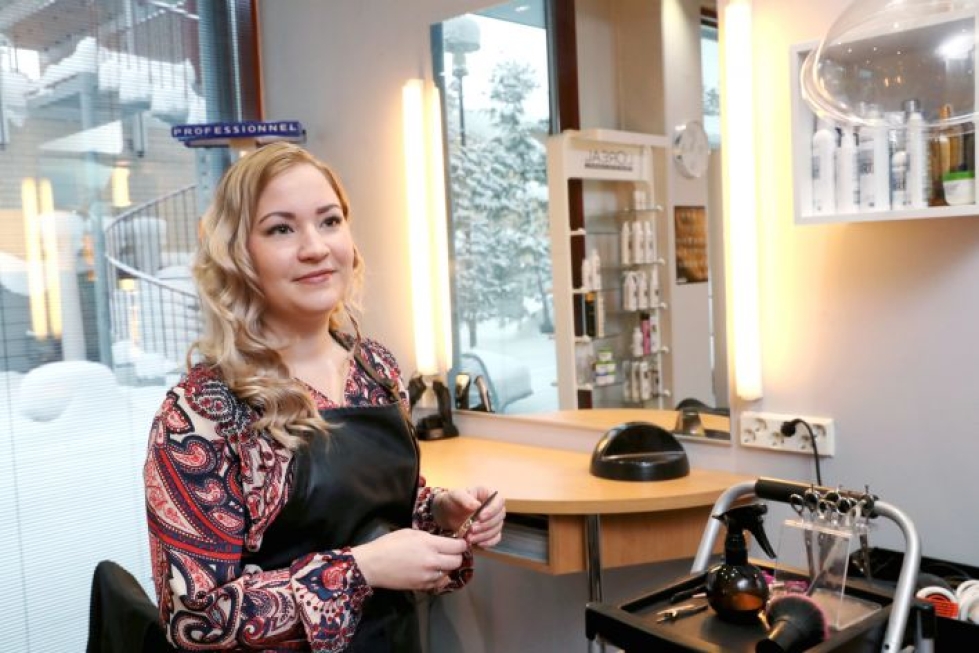 Kampaamo Tukkahovin 23-vuotias yrittäjä Juulianna Melentjeff arvelee olevansa Bisnesleidien verkoston nuorimpia. Hän sanoo oppivansa paljon esimerkiksi yritysvierailuilla.