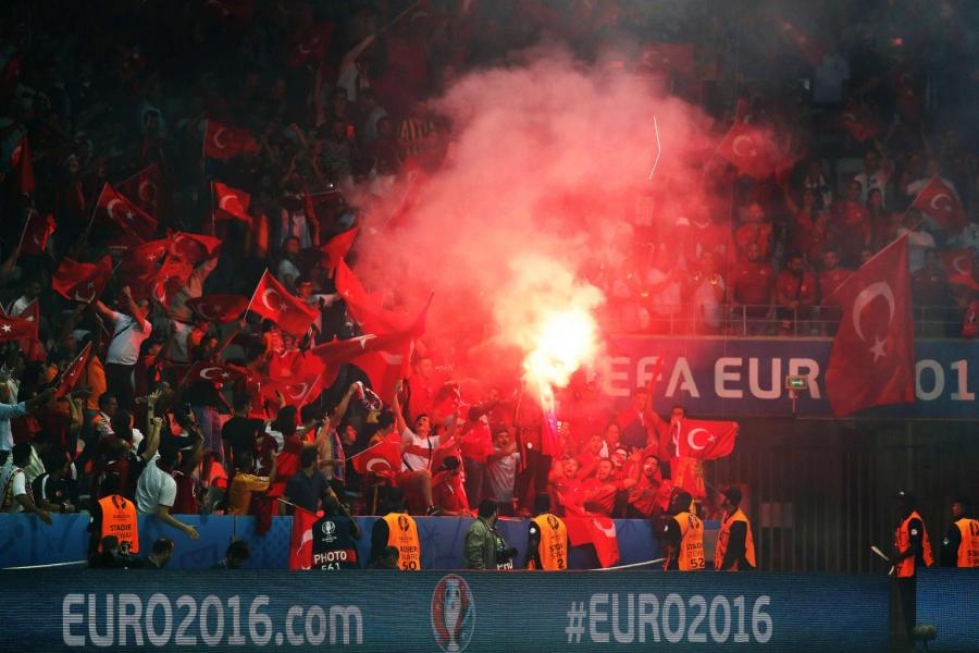 Turkin kannattajat sytyttivät kiellettyjä soihtuja palamaan Espanja-pelissä. LEHTIKUVA/AFP